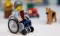 Malé mačiatko dostalo Lego invalidný vozík