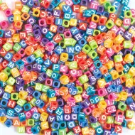 PlayBox: Farebný set korálok s písmenami 300 ks 7x7x7mm