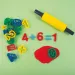 PlayBox: Sada na modelovanie plastelíny s vykrajovacími formami a valčekom, 42 kusov.